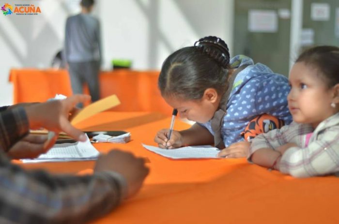La presidencia municipal de Acuña entrega  becas del Programa “Sembrando Sueños”,