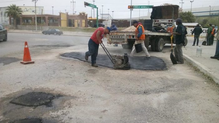 Continua bacheo por instrucciones del alcalde Roberto de los Santos