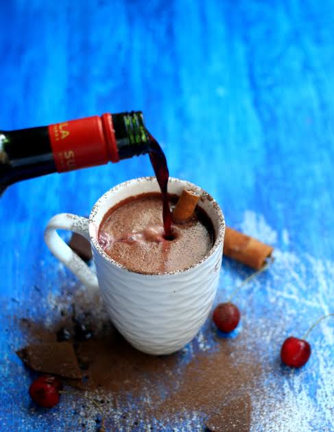 Chocolate caliente con vino tinto.