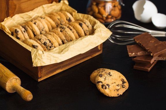 Galletas con chispas de chocolate y almendra.