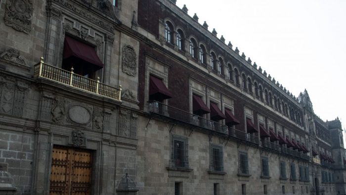 Manifestantes se amotinan frente a Palacio Nacional