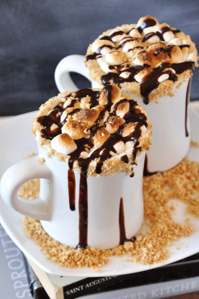 Chocolate caliente con bombones y galletas.