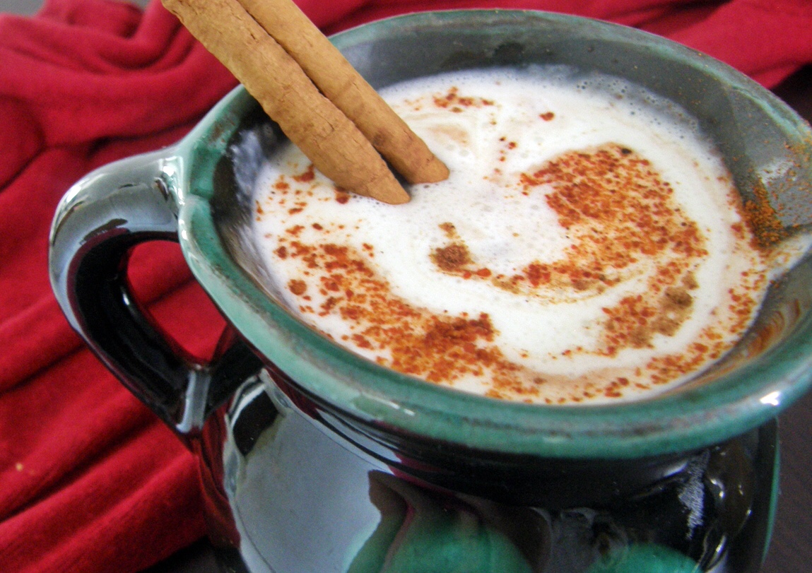 Chocolate caliente con crema batida de queso crema.