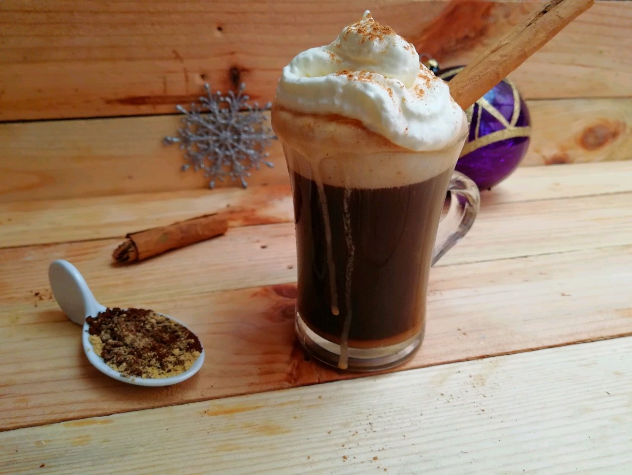 Café con jengibre y crema batida.