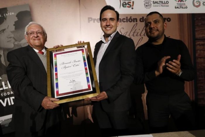 Presenta Alcalde libro en homenaje a Catón
