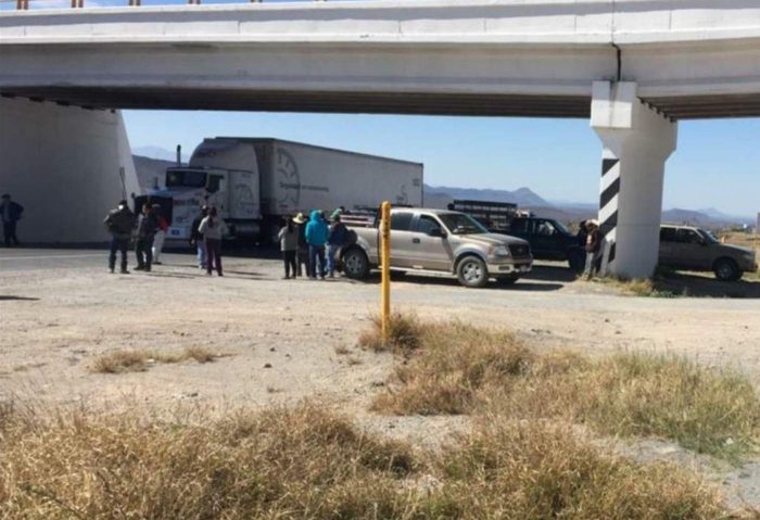 COAHUILA ESTABLECE: NADIE POR ENCIMA DE LA LEY; DIALOGAN CON EJIDATARIOS POR CIERRE CARRETERO 