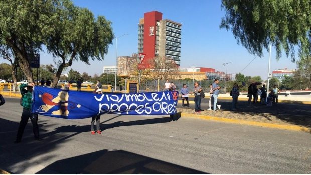 Se manifiestan profesores de la UNAM para pedir aumento salarial del 50%