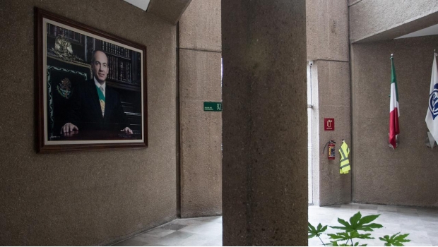 Retiran retrato de Calderón de la sede nacional del PAN