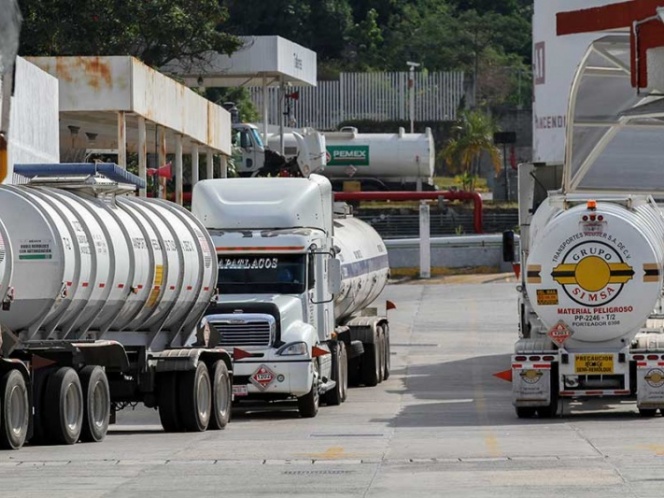Autotanques de Canacar distribuirán gasolina; gobierno desplegará más de 8 mil policías