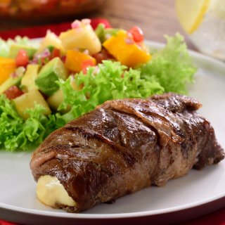 Filete relleno de queso cubierto con tocino.
