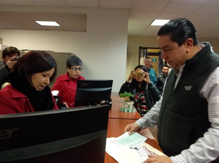 CUMPLIENDO COMO CIUDADANO DE RAMOS,CHEMA MORALES PAGA EL PREDIAL