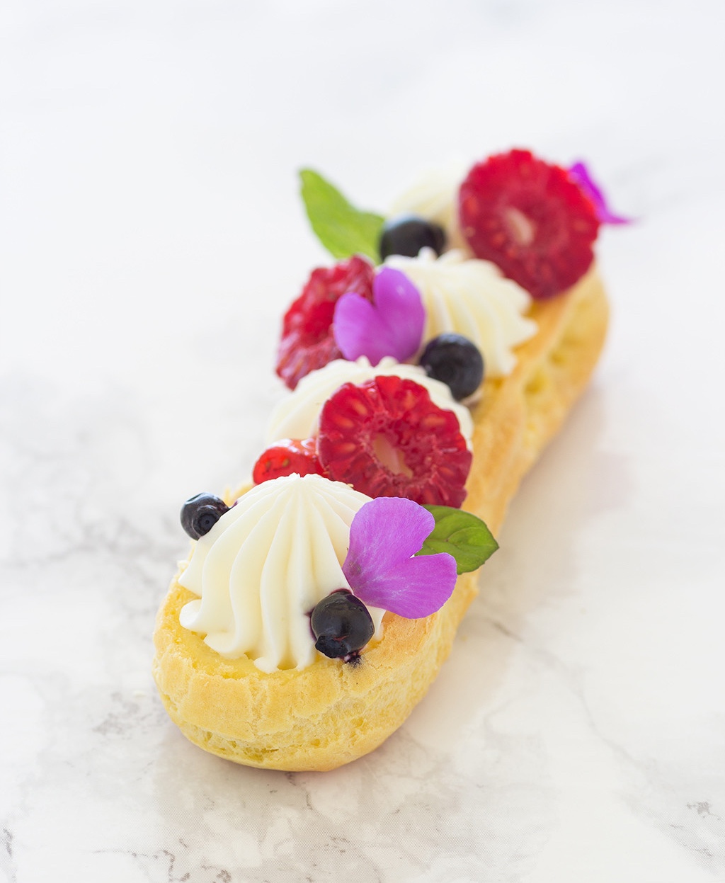 Eclairs de frutos rojos con chocolate blanco.