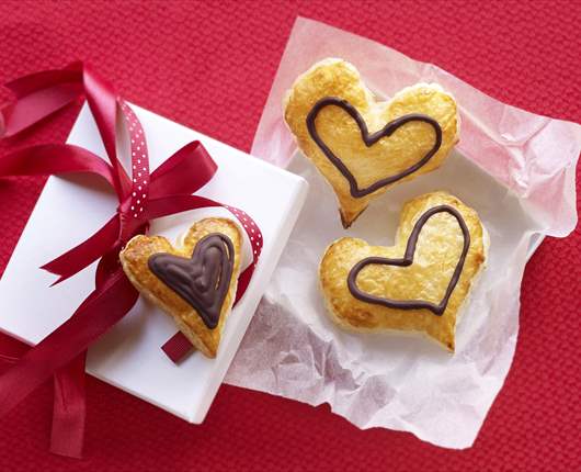 Corazones de hojaldre y chocolate.