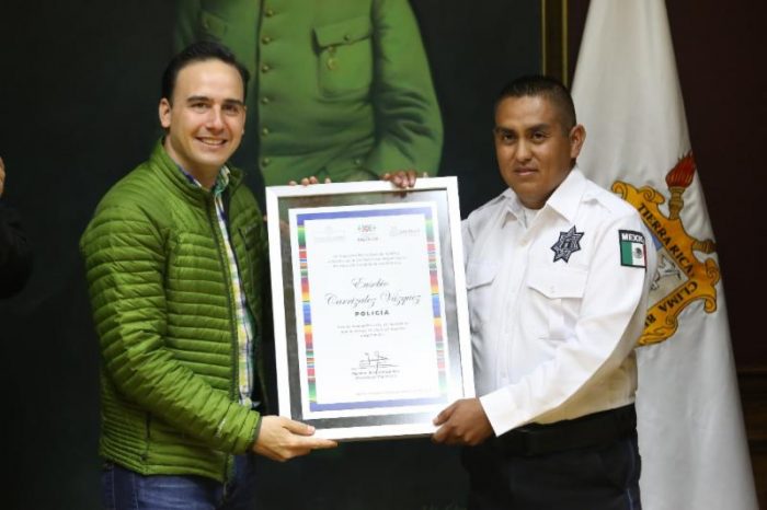 Reconoce Alcalde a policía que auxilió en parto
