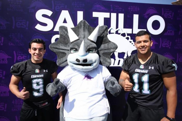 Disfrutan familias saltillenses con jugadores de los Dinos