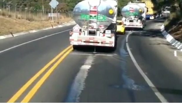 Captan a pipas de Pemex tirando combustible por la carretera