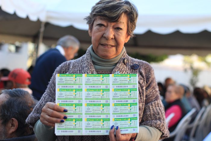 EN JALISCO ENRIQUE ALFARO ENTREGA BOLETOS MI PASAJE