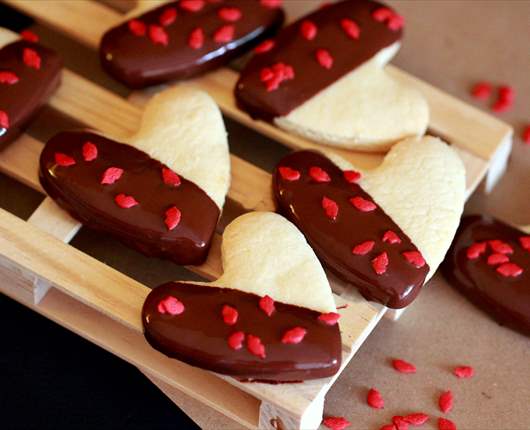 Galletas de corazón con chocolate.