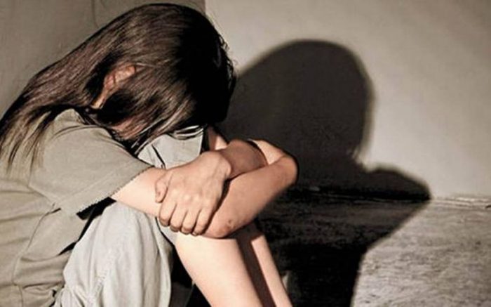 Mujer abusa sexualmente de su hija y transmite el crimen en Facebook