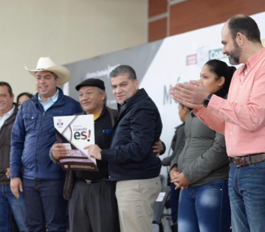 ENTREGA GOBERNADOR ESCRITURAS A FAMILIAS DE LA REGIÓN CENTRO DE COAHUILA