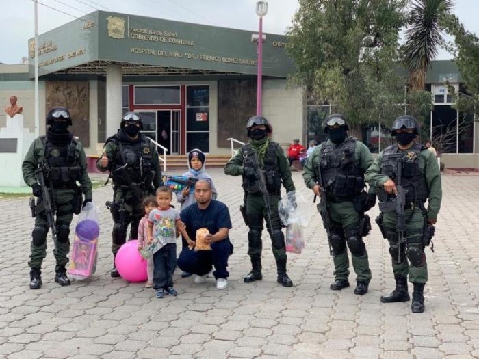 Lleva Grupo de Reacción Sureste juguetes a pequeños pacientes del Hospital del Niño