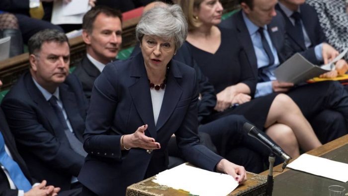 Theresa May ofrece su dimisión para salvar su plan del Brexit