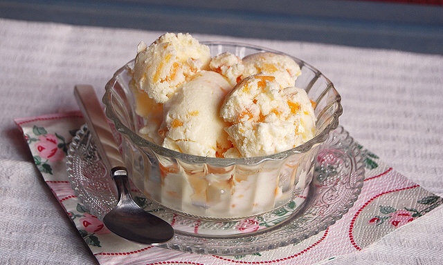 Helado de yogurt con melocotón.