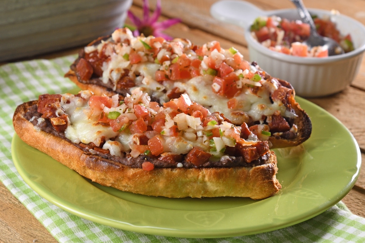 Molletes con Chorizo y Pico de Gallo.