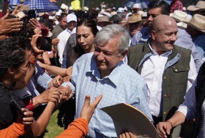 Echan porras a Enrique Alfaro en evento de AMLO