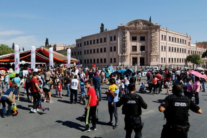 Familias salen a las calles a festejar el día del niño en Saltillo