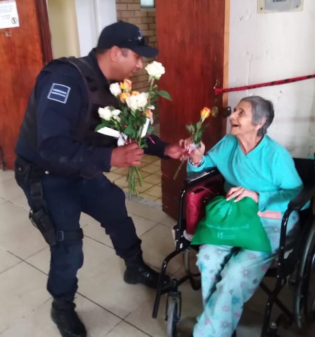 Policías municipales reconocen importancia de madres de familia en su día