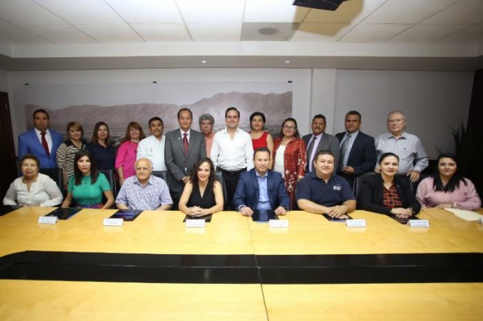 Alcalde firma convenio educativo para profesionalización de servidores públicos