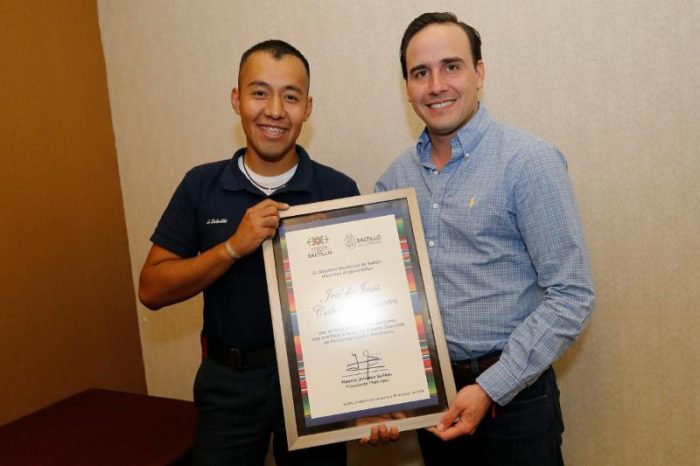 Reconoce Alcalde valor heroico de bombero