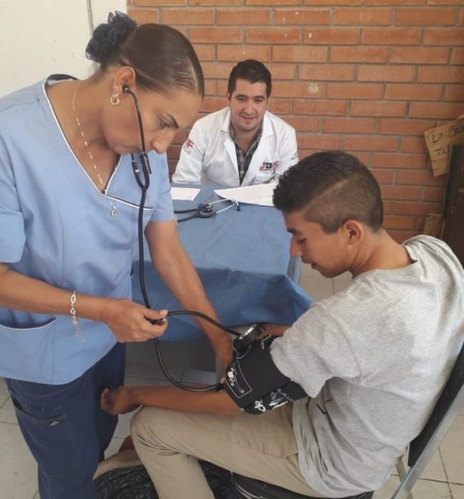 Lleva municipio brigada de salud a jóvenes del área rural