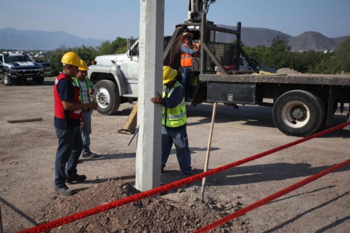 Lleva Municipio servicios de electrificación a la colonia Evaristo Pérez Arreola