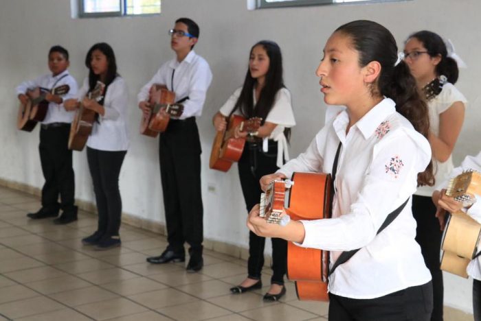 Se presenta rondalla en Centro comunitario Chapultepec