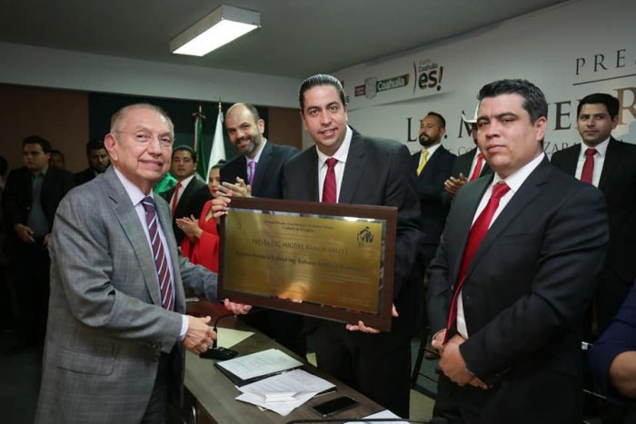 Entregan Presea Lic. Miguel Ramos Arizpe