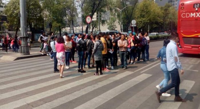 Se dicen engañados becarios de AMLO, no les pagan