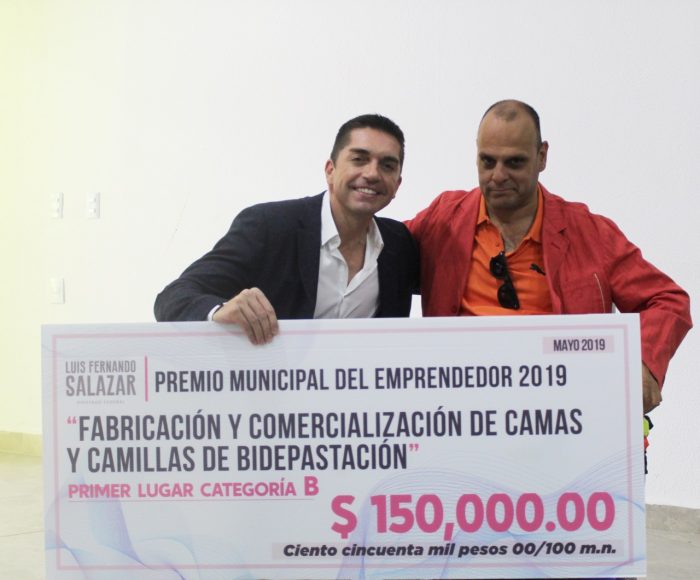 ENTREGA LUIS FERNANDO SALAZAR 300 MIL PESOS A EMPRENDEDORES DE TORREÓN.
