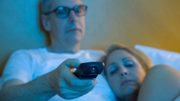 ¿Subiste de peso? Dormir con la tele o la luz prendida podría ser la razón