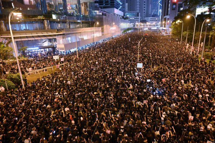 Un ‘río humano’ inunda las calles de Hong Kong para defender las libertades civiles