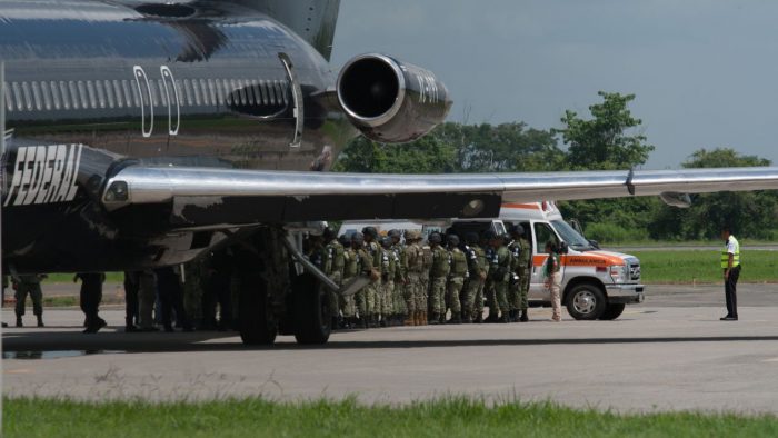 Migrantes haitianos se amotinan en avión de la Policía Federal para detener su deportación