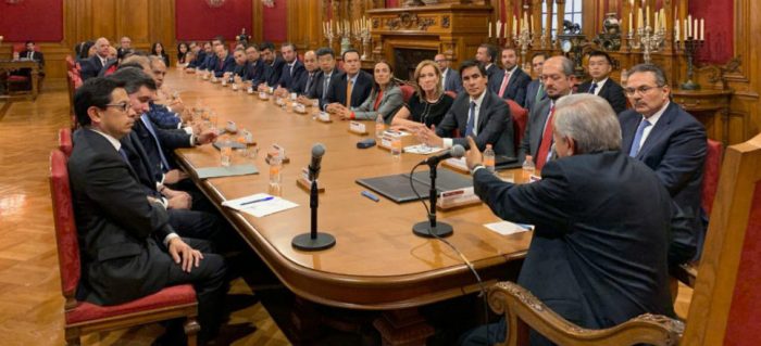 Gobierno firma refinanciamiento de deuda de Pemex por 8,000 mdd con 23 bancos