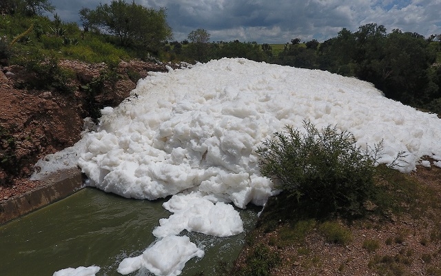 Espuma tóxica se "traga" a hombre en Puebla