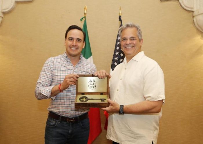 Recibe Alcalde de Austin llaves de Saltillo