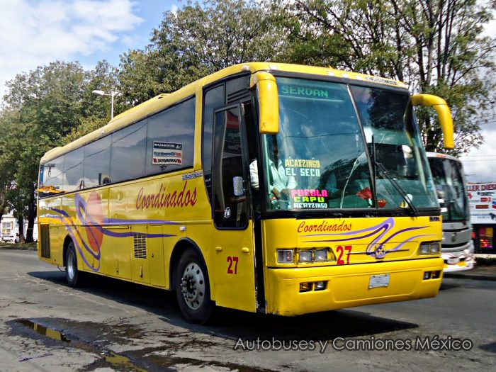 Chofer de autobús embiste a presuntos asaltantes y salva a los pasajeros