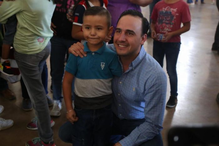 Reconoce Alcalde esfuerzo de padres por educación de sus hijos