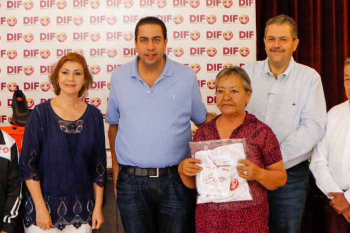 CHEMA MORALES ENTREGA UNIFORMES A LOS ADULTOS MAYORES QUE PARTICIPARÁN EN LA OLIMPIADA REGIONAL