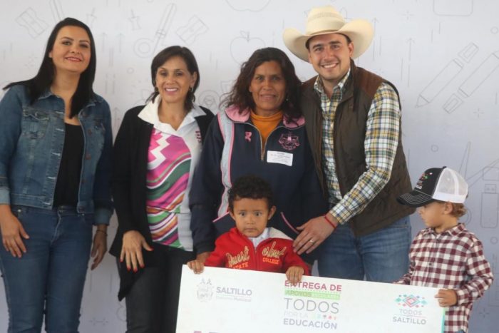 Entrega Manolo mil apoyos escolares a niños del campo