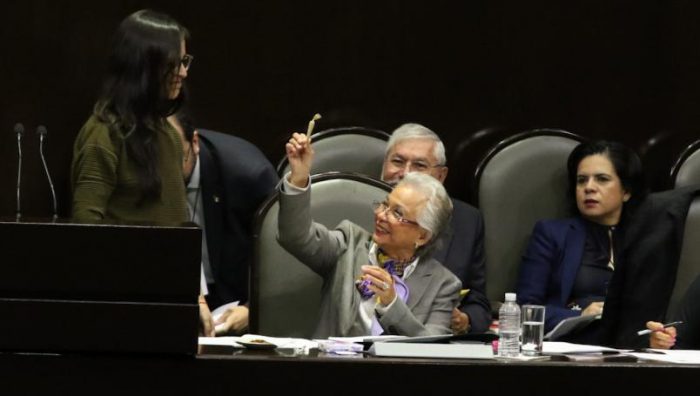 Diputada le regala ‘churro’ de mariguana a Olga Sánchez Cordero